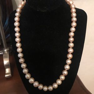 Peach cultured pearls